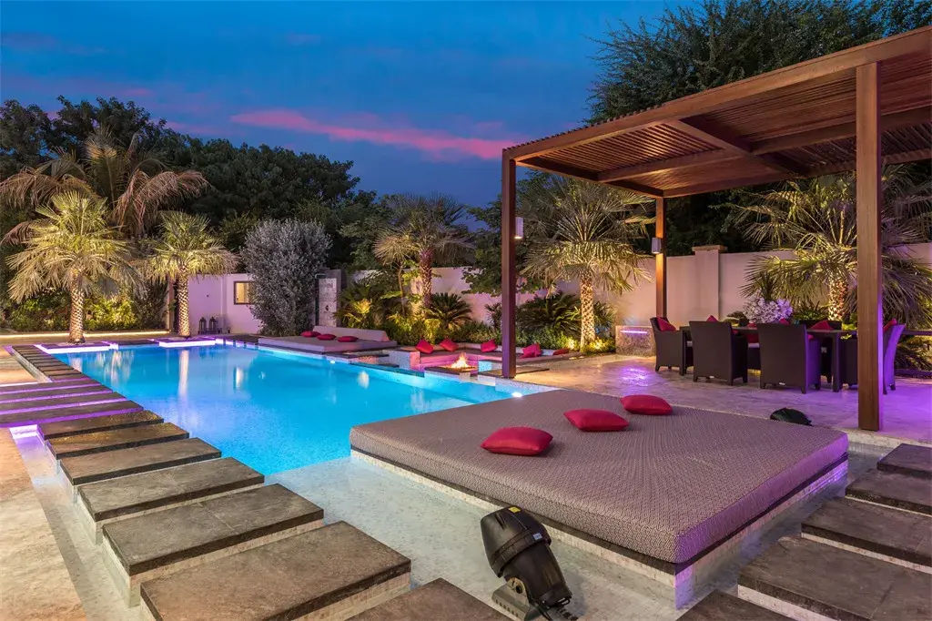 Pools and landscaping contractors 